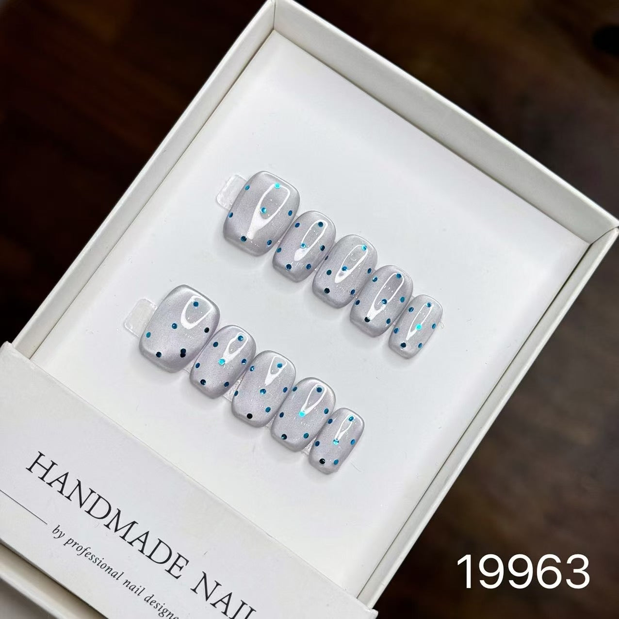 [Pre Order] 閃亮波點穿戴甲 Sparkling Polka Dots Press-On Nails